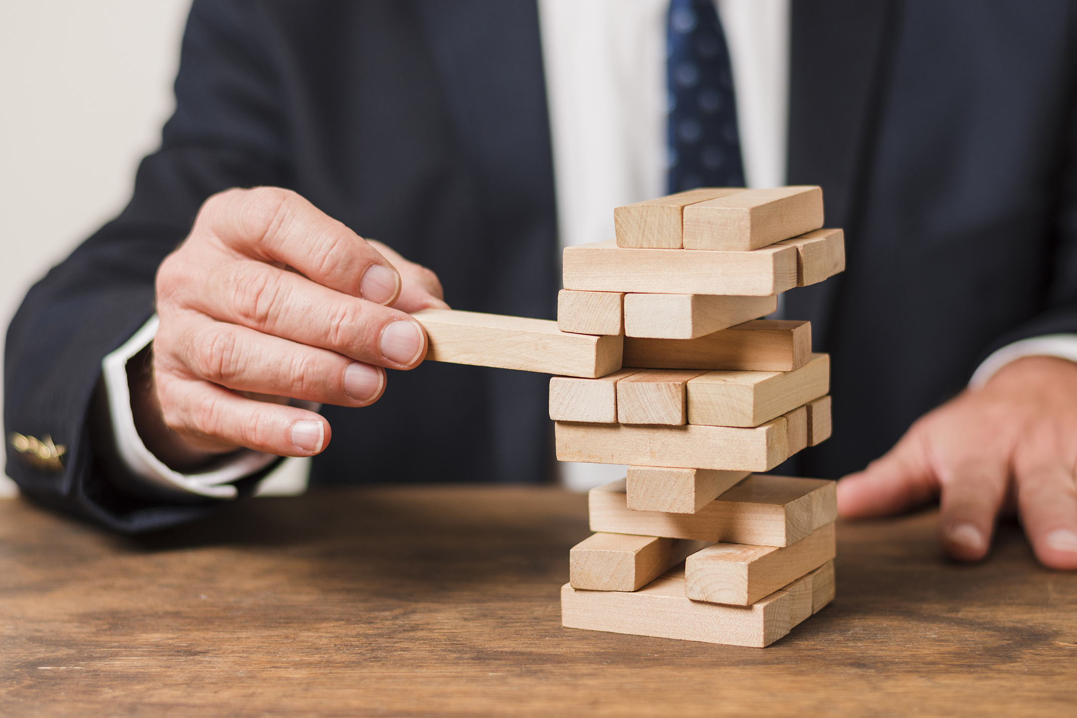 00hombre-de-negocios-jugando-la-jenga